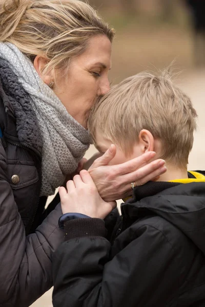 Blond mama i syn razem, pocałunek, na zewnątrz — Zdjęcie stockowe