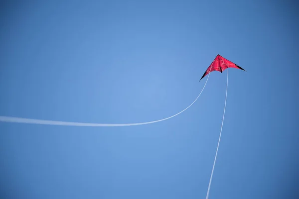 Blue sky, and flying red kite and white strings — Stock Photo, Image