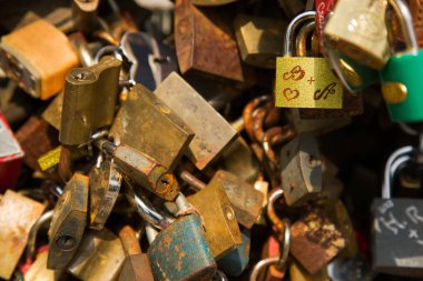 Asma kilit duvar yakın çekim resmi, sonsuza kadar aşk sembolleri