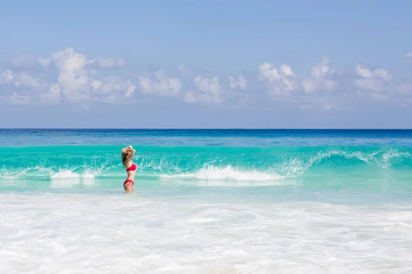 Piękna i seksowna blondynka w czerwony strój kąpielowy na tropikalnej plaży, Seszele — Zdjęcie stockowe