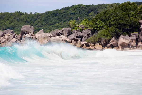 Praia tropical, ondas selvagens, água turquise do oceano Índico ao lado de rochas típicas de granito das Seychelles — Fotografia de Stock
