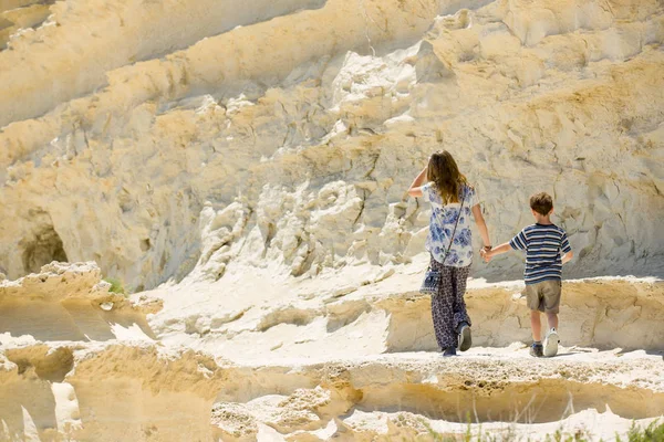 Rotsachtige kustlijn van Malta, broer en zus lopen samen — Stockfoto