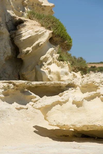 Malta formações rochosas únicas, grandes pedras de areia ao lado da costa do mar — Fotografia de Stock