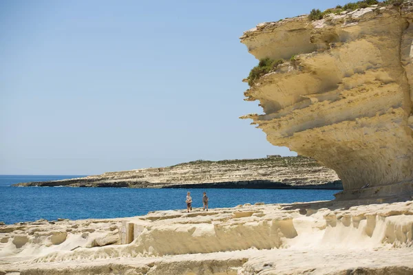 Çocuk oyun, vahşi kayalar ve kıyı şeridi St. Peters Havuzu, Malta