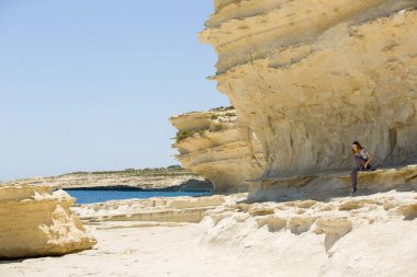 Malta kıyı şeridi, doğal kaya oluşumları ve bir genç kız