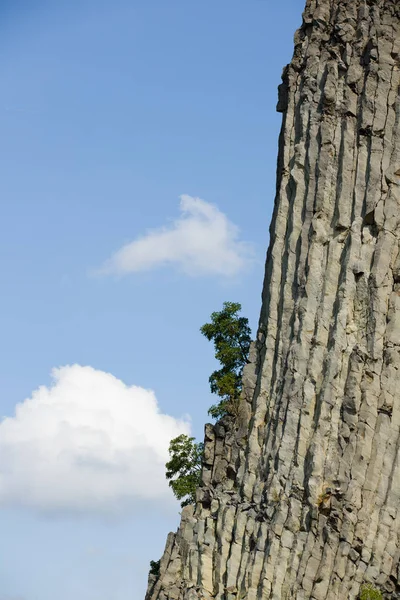 Hegyestu montanha, parede de pedra, formações rochosas selvagens com padrão listrado e árvores na borda . — Fotografia de Stock