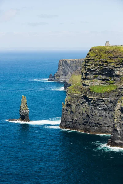 Moher Cliffs, Kuzey İrlanda Denizi kıyı şeridi, güneşli yaz yatay