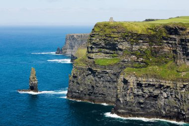 Moher Cliffs, Kuzey İrlanda Denizi kıyı şeridi, güneşli yaz yatay