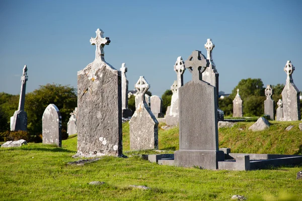 Antigo cemitério cristão irlandês, lápides juntos — Fotografia de Stock