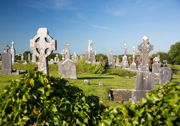 Cemitério cristão antigo com pedras tumulares antigas durante o dia, na Irlanda — Fotografia de Stock