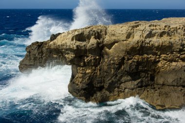 Malta, Gozo Adası kıyı şeridi, vahşi dalgalar ve kayalar, mavi gökyüzü - deniz ufuk 