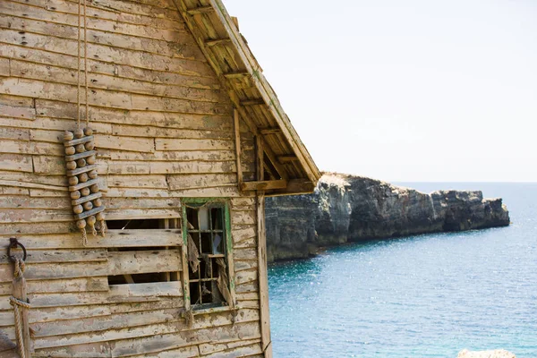 Abbandonato vecchia casa di legno bordo rovina vicino alla riva del mare — Foto Stock