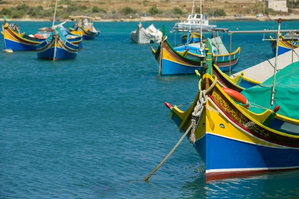 Coloridos y viejos barcos pesqueros están estacionando en el puerto de Marsaxlokk, Malta — Foto de Stock