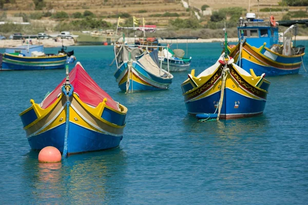 Coloridos y viejos barcos pesqueros están estacionando en el puerto de Marsaxlokk, Malta — Foto de Stock