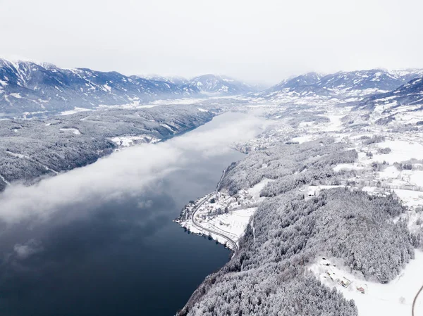 雪覆われた冬景色 大きな湖の雲 — ストック写真