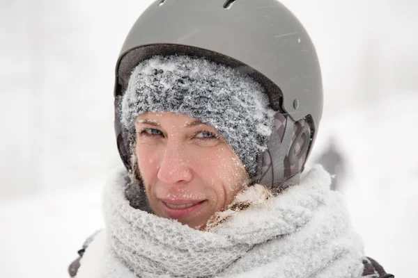 女人的笑脸 湿雪的皮肤 寒冷的冬季户外 暴风雪 — 图库照片