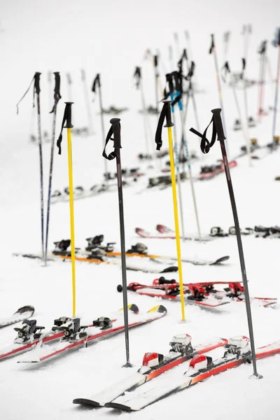 Skidor Som Parkering Snörik Vinter Scen Vid Skidbacke — Stockfoto