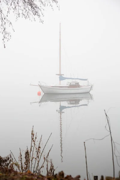 濃霧発生湖 水帆船公園滞在 — ストック写真
