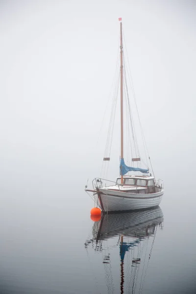 Nebelsee Segelschiffpark Auf Stillem Wasser — Stockfoto