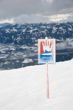 Dikkat, dikkat, uyarı işareti karşı çığ 