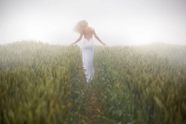 Linda Mulher Loira Magro Joga Vestido Branco Prado Nebuloso Livre — Fotografia de Stock