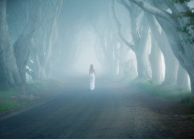 Karanlık Hedges, İrlanda, adamlara ağaç road, beyaz uzun elbiseli kadın yürüme kaplı