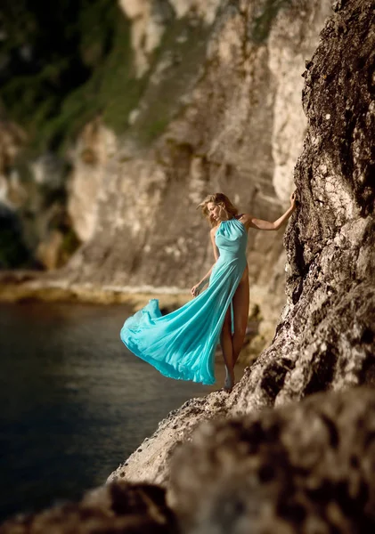 Hermosa Modelo Mujer Delgada Vestido Largo Turquesa Pie Sobre Rocas — Foto de Stock