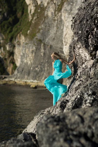Modelo Mulher Bonita Magro Turquesa Vestido Longo Sobre Rochas Selvagens — Fotografia de Stock
