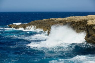 Vahşi dalgalar okyanus Gozo, Malta'nın kuru kıyılarında sıçrama