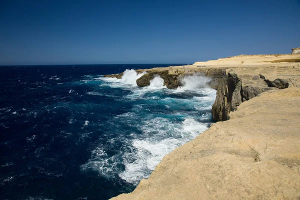 Ondas Selvagens Oceano Salpicam Costas Secas Gozo Malta — Fotografia de Stock