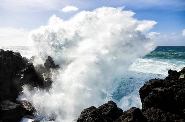 Cielo Azul Océano Verde Olas Enormes Poderosas Golpean Las Rocas —  Fotos de Stock