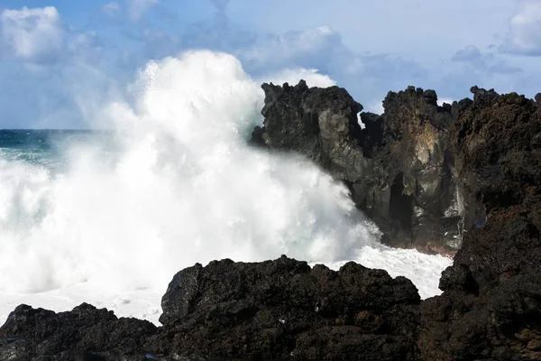 Enorme Tejido Salpicadura Océano Rocas Púas Volcánicas Costeras —  Fotos de Stock