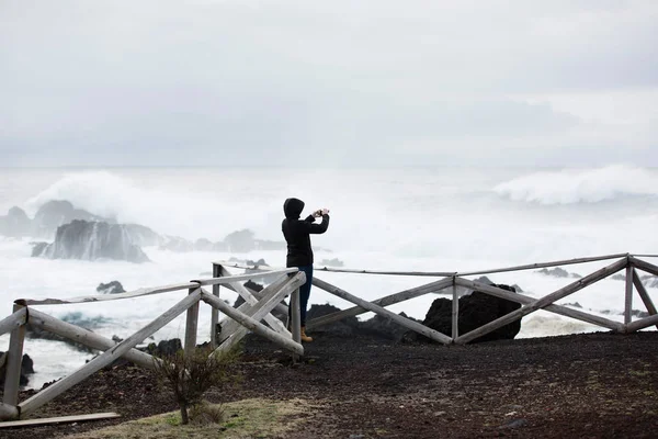 Salvaje Clima Tormentoso Océano Tejido Costa Rocosa Cerca Madera Mujer —  Fotos de Stock