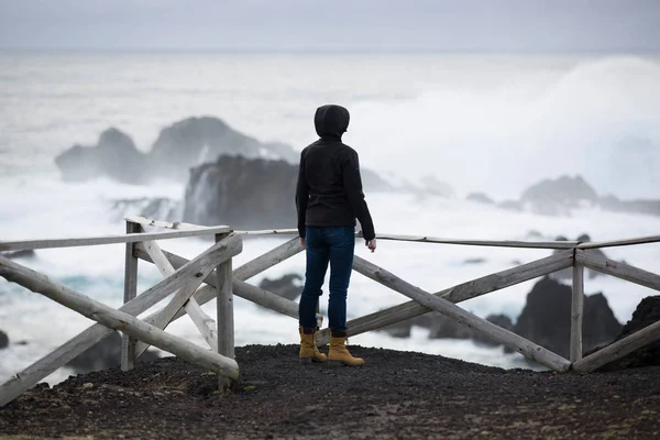 Selvagem Tempo Tempestuoso Oceano Arborizado Costa Rochosa Cerca Madeira Mulher — Fotografia de Stock