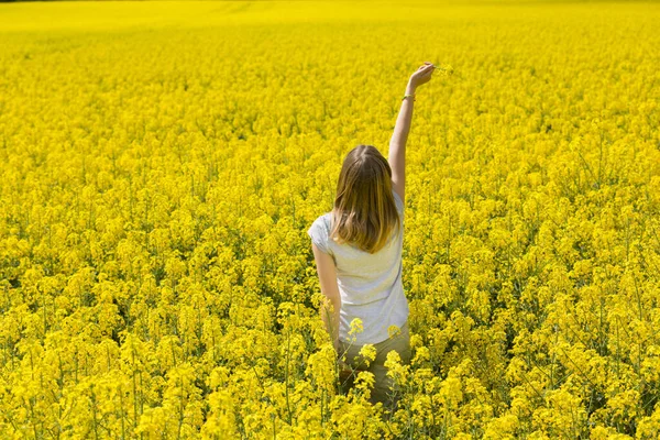 Young Teenager Girl Enjoys Spring Middle Jellow Flowery Field — Stock Photo, Image