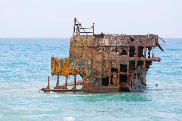 Rusty Arruinado Restos Naufragio Medio Del Mar Cerca Orilla Chipre — Foto de Stock