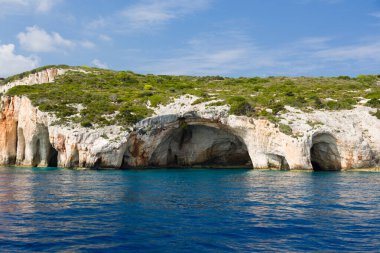 Ünlü bir dönüm noktası, turistik bir yer. Yunanistan 'ın Zakynthos adasındaki Mavi Mağaralar.