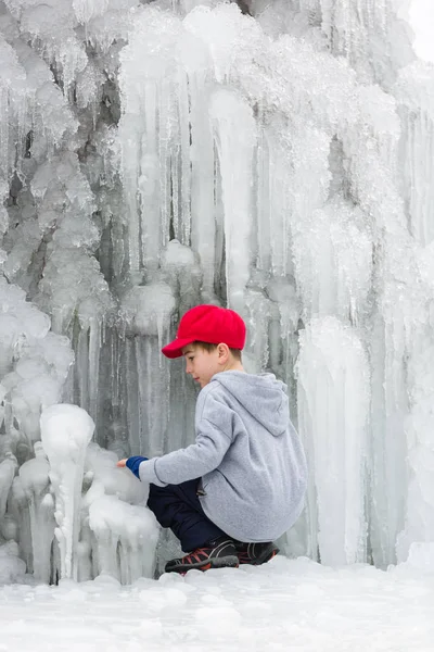 Sezonowy Nastrój Zimowy Atrakcyjny Mrożony Wodospad Lody Młody Chłopiec Czerwonej — Zdjęcie stockowe