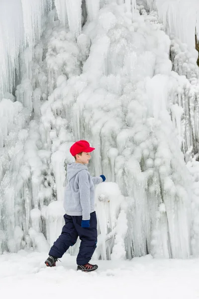 Stagionale Stato Animo Invernale Attraente Cascata Congelata Icili Giovane Ragazzo — Foto Stock