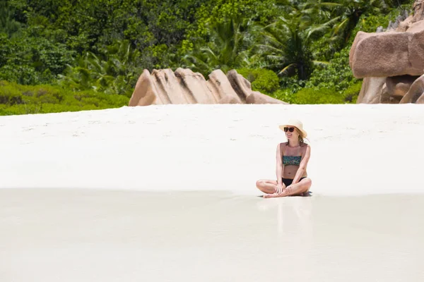 Beautiful Blonde Pregnant Woman Sun Hat Sits White Sand Beach — Stock Photo, Image