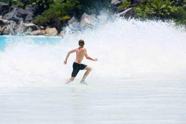 Jonge Tiener Jongen Geniet Van Zomervakantie Zee Het Kind Vlucht — Stockfoto