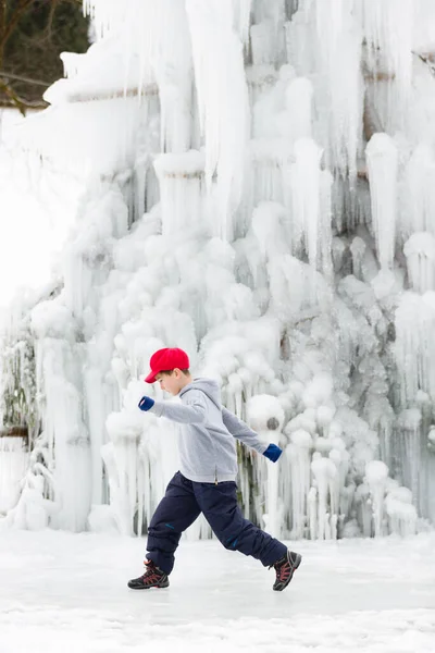 Młody Chłopiec Czerwonej Czapce Cieszy Się Zimą Świeżym Powietrzu Przed — Zdjęcie stockowe