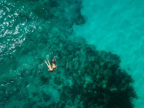 Casal Snorkel Meio Oceano Índico Recifes Coral Água Verde Alto — Fotografia de Stock