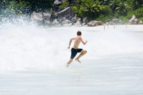 Joven Adolescente Esbelto Chico Corre Lejos Salpicar Ola Playa Seychelles —  Fotos de Stock