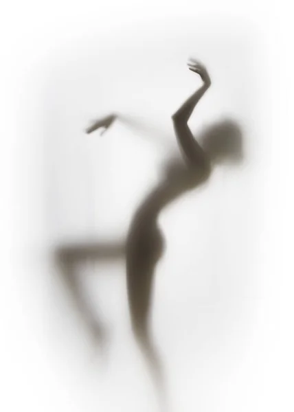 完璧な体のシルエットセクシーな女性 カーテンの後ろに踊ります — ストック写真