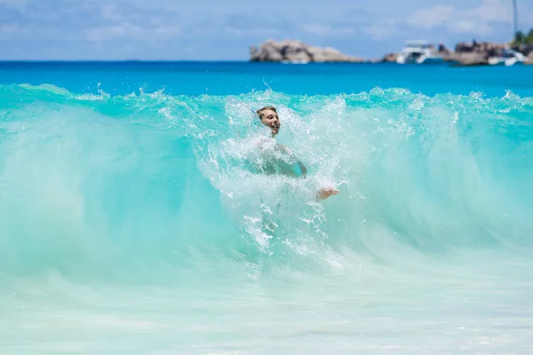 Menino Loiro Jovem Desfruta Das Belas Ondas Água Azul Clara — Fotografia de Stock