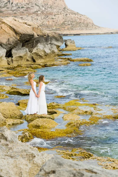 Senhoras Bonitas Bonitas Mãe Filha Fica Branco Vestido Longo Costa — Fotografia de Stock