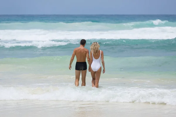 美しい恋人のカップルは セーシェルで海を織り トロピカルビーチで新婚旅行を楽しむ — ストック写真