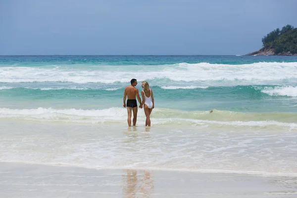 Belo Casal Amoroso Desfrutar Suas Férias Juntos Praia Tropical Seychelles — Fotografia de Stock