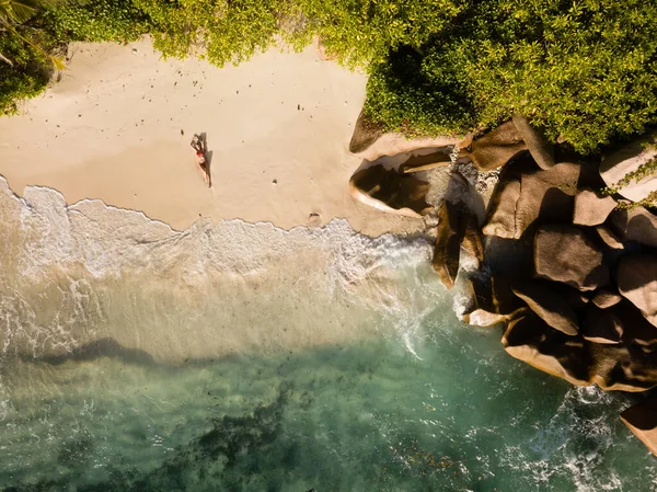 Drone Imagem Sobre Uma Mulher Bonita Sexy Maiô Vermelho Alto — Fotografia de Stock